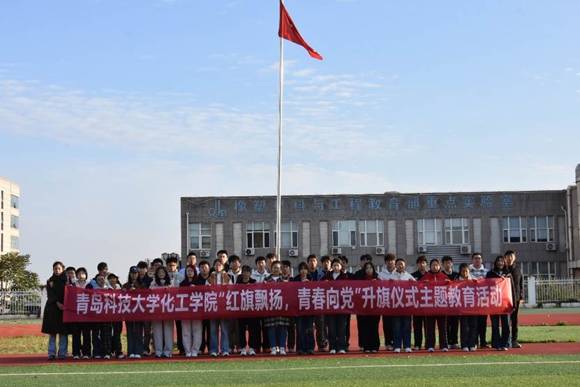 建筑前的广场上有许多人 AI 生成的内容可能不正确。